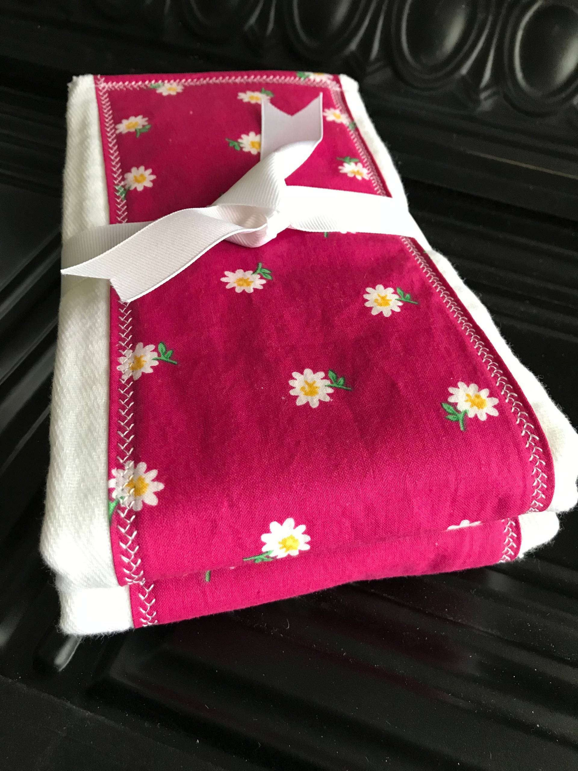 Rosa Spucktuch Baby Shower Geschenk Set - Für Neue Mama - Geschenk, Neugeborenen - Hübsche Spucktücher, Lätzchen Und Spucktuch, Mädchen - Neues von Etsy - BlueSnowmanQuilts