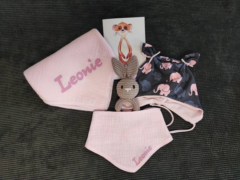 Geschenkset Baby Geburt Mädchen | Besondere Personalisierte Geschenkbox Zur Handgemachtes Babygeschenk Gehäkelte Rassel von Etsy - Blumbi