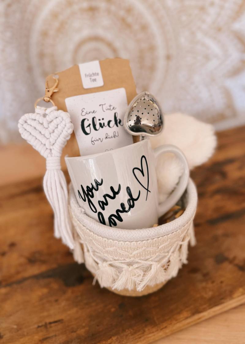 Boho Geschenkset „You Are Loved" Mit Tasse, Tee & Makramee Herz - Liebevolles Geschenk Für Freundin, Mama Oder Herzensmensch Boho Geschenkset „You Are Loved" Mit Tasse, Tee & Makramee Herz - Liebevolles Geschenk Für Freundin, Mama Oder Herzensmensch von Etsy - BoJaLiStore