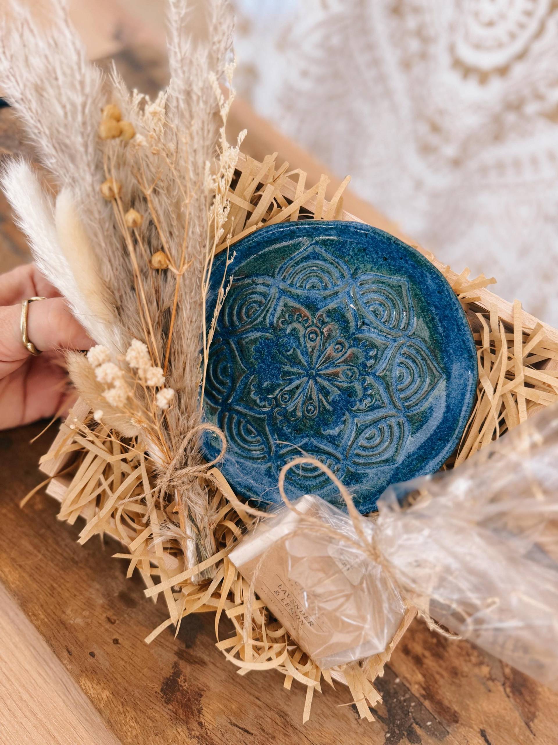 Boho Geschenkset Mit Blauer Keramikschale & Lavendelseife - Handgemachtes Achtsamkeits Geschenk Trockenblumen von Etsy - BoJaLiStore