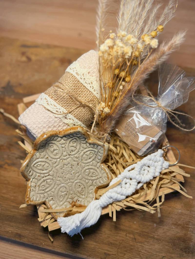 Boho Geschenkset Mit Handgesiedeter Naturseife & Getöpferter Schale - Achtsamkeits Geschenk Zu Weihnachten, Geburtstag Oder Selfcare Boho Geschenkset Mit Handgesiedeter Naturseife & Getöpferter Schale - Achtsamkeits Geschenk Zu Weihnachten, Geburtstag Oder Selfcare von Etsy - BoJaLiStore