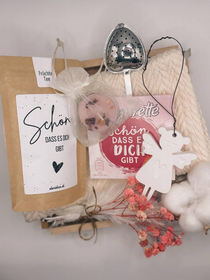 Geschenkset „Schön, Dass Es Dich Gibt" | Tee-Set Mit Großer Kosmetiktasche, Schutzengel, Duftlicht & Teesieb Liebevolle Bojali Geschenkbox von Etsy - BoJaLiStore