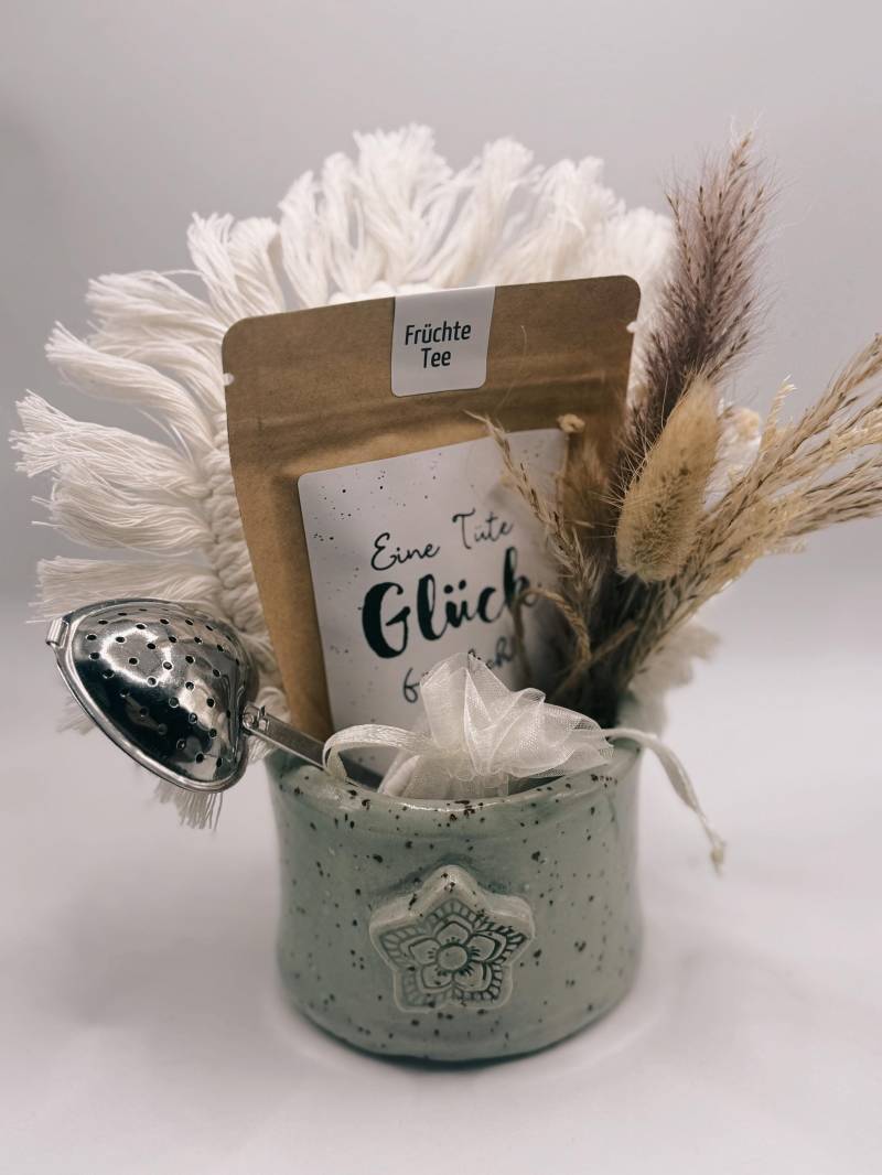 Handgetöpferte Tasse Geschenkset - Früchtetee „Eine Tüte Glück", Herz Teesieb, Armband Und Untersetzer | Geschenk Weihnachten Mama Freundin Handgetöpferte Tasse Geschenkset - Früchtetee „Eine Tüte Glück", Herz Teesieb, Armband Und Untersetzer | Geschenk Weihnachten Mama Freundin von Etsy - BoJaLiStore