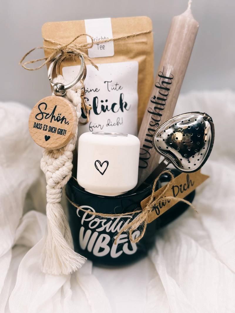 Positive Vibes Geschenkset - Tasse, Tee, 2 Schlüsselanhänger, Wunschlicht, Teesieb, Kerzenhalter Liebevolles Glück-Set Für Dich von Etsy - BoJaLiStore