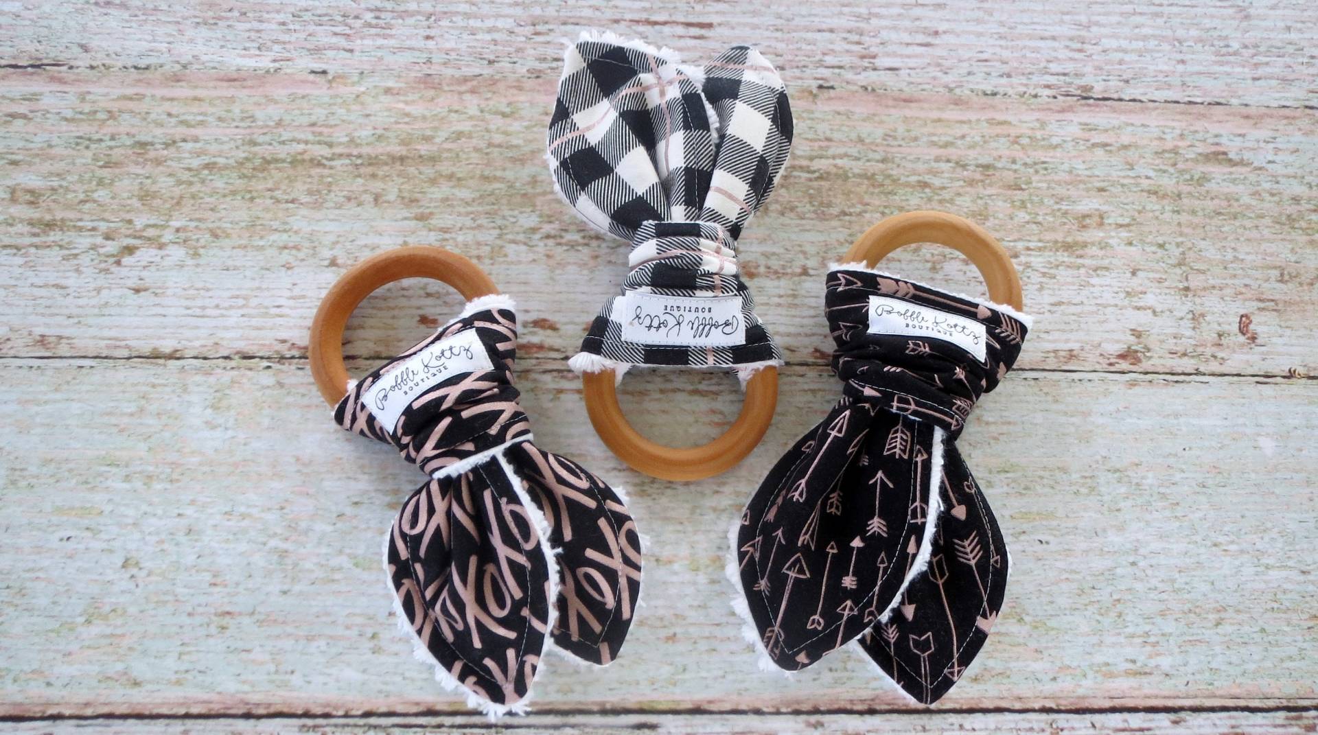 Baby Beißringe - Roségold Kariertes Beißspielzeug Pfeil Sensory Spielzeug Holz Beißring von Etsy - BobbleKottzBoutique