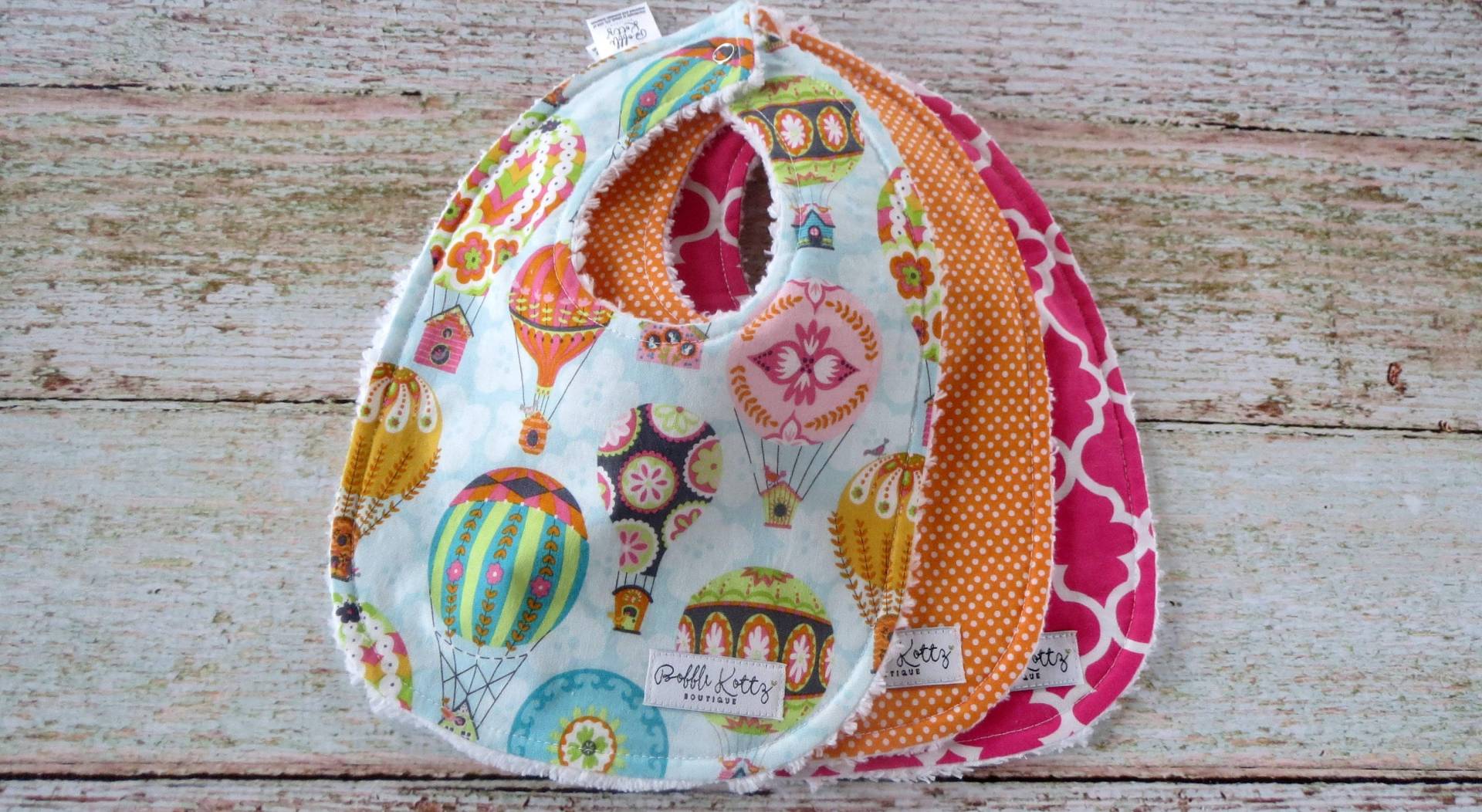 Babylätzchen - Baby Mädchen Lätzchen Heißluftballon Vogel Haus Orange Weiß Tupfen Rosa Quatrefoil Babyparty Geschenk von Etsy - BobbleKottzBoutique