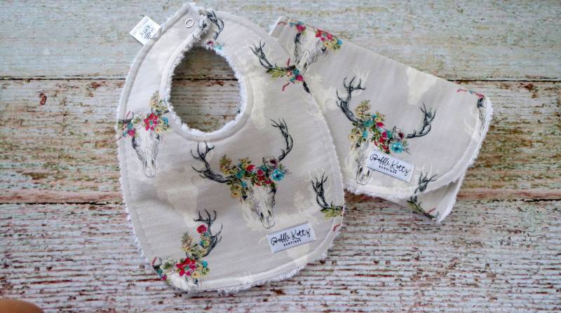 Floral Hirsch Schädel Lätzchen Und Burp Set - Boho Baby Mädchen Chenille Babypartygeschenk von Etsy - BobbleKottzBoutique