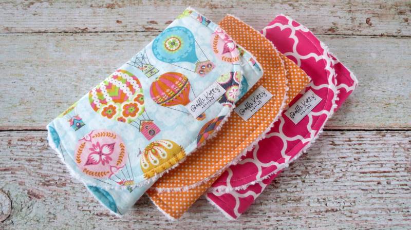 Spucktücher - Baby Mädchen Heißluftballon Spucktuch Vogel Haus Pink Quatrefoil Shower Geschenk von Etsy - BobbleKottzBoutique