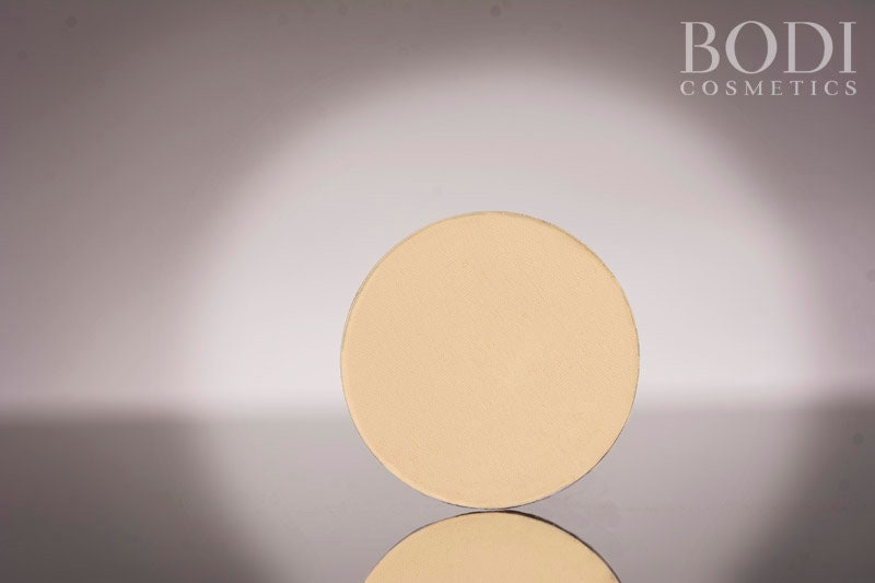 Princess Peach - Gelb/Beige Pressed Matte Eyeshadow Single 37mm Pan Shadow von Etsy - BodiCosmetics
