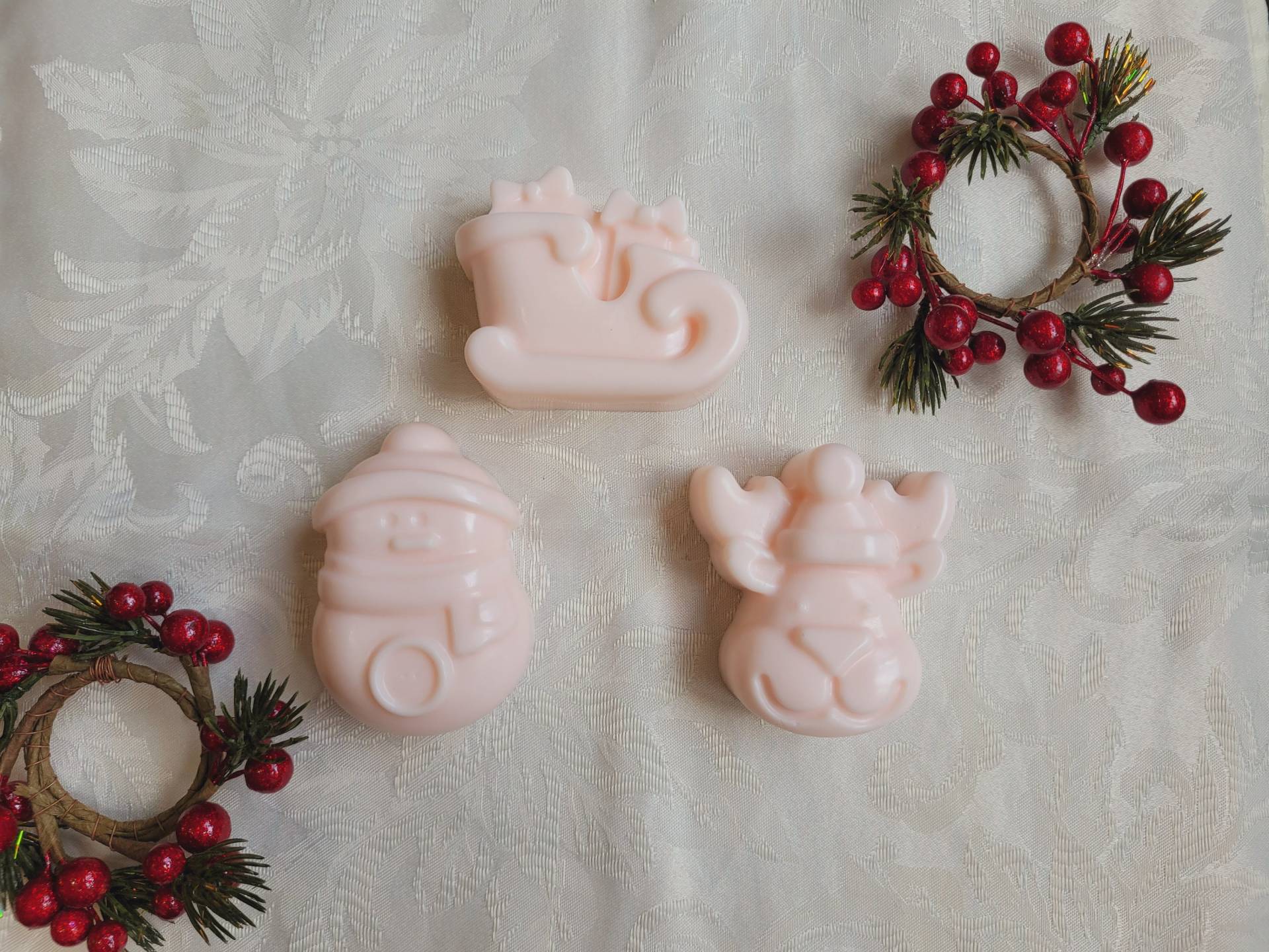 Weihnachtsseifen-Set - Handgemachtes Urlaubsseifen-Trio, Schneemann, Rentier & Schlitten, Natürliche Geschenkidee von Etsy - BodyandLight