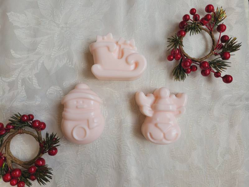 Weihnachtsseifen-Set - Handgemachtes Urlaubsseifen-Trio, Schneemann, Rentier & Schlitten, Natürliche Geschenkidee von Etsy - BodyandLight