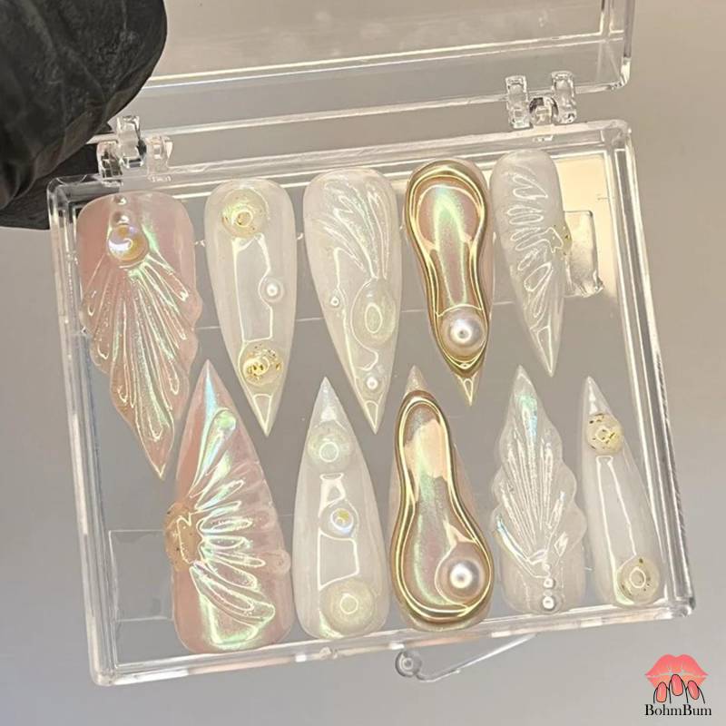3D Mermaid Chrome Press On Nails, Iridescent Pearl Sculpted Nail Art, Clear Stiletto Nails With Gold Accent, Handmade Futuristic Look von Etsy - BohmBum