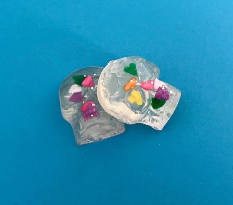 Herz Süßwaren Mini Schädel Set Von 2 Handgefertigte Glycerinseife Mit Honig-Mandel Duft - Herz-Guss-Seife Cupcake Halloween von Etsy - BombPopBoutique