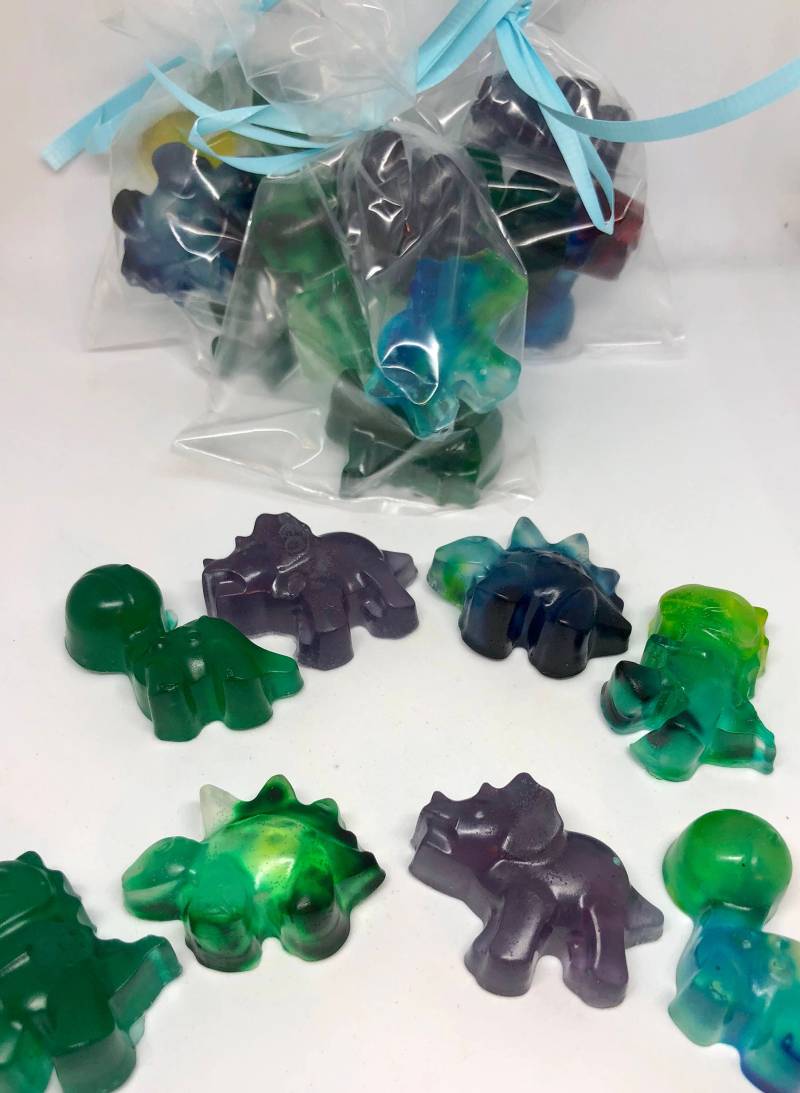 Set Aus 4 Mini Glücklich Dinosaurier Glycerinseife in Feststoffen Und Wirbel - Parade Gastgeschenke Dino Party Seife Kinder-Badezimmer von Etsy - BombPopBoutique