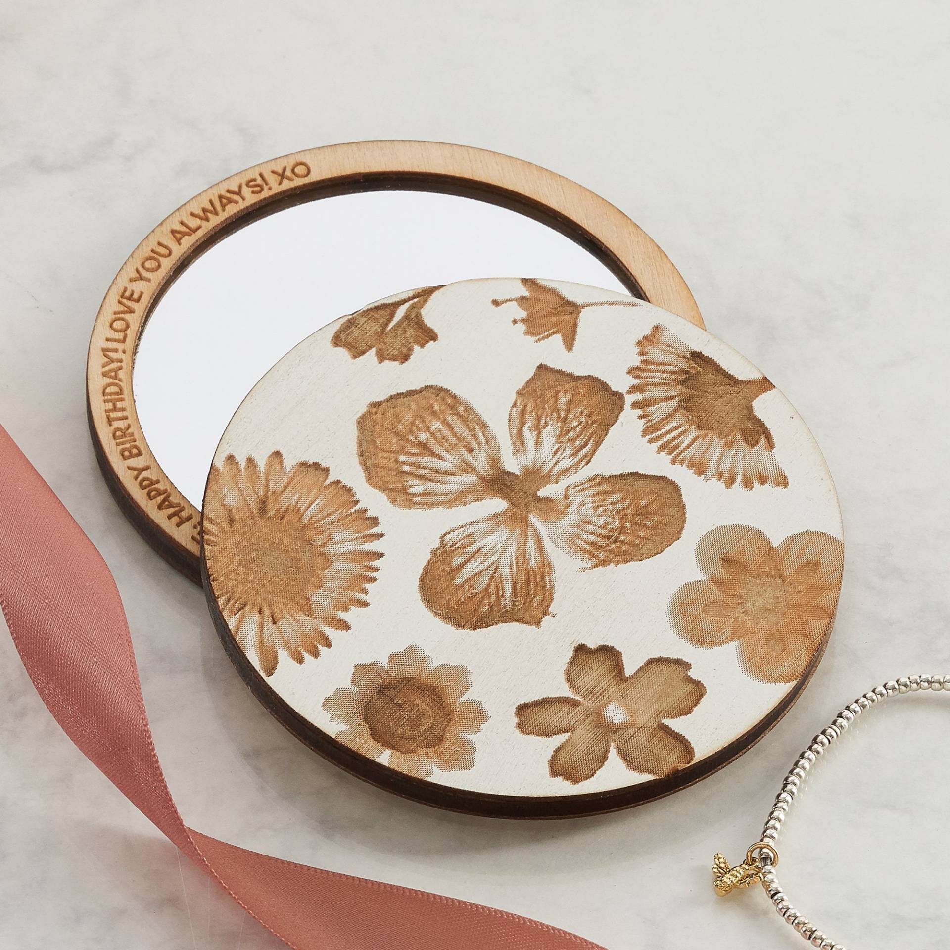 Gravur Blumen Kompakt Taschenspiegel - Personalisiertes Geschenk Für Sie Sei Meine Brautjungfer Blumenmädchen Gravur Blumen Kompakt Taschenspiegel - Personalisiertes Geschenk Für Sie Sei Meine Brautjungfer Blumenmädchen von Etsy - Bombus