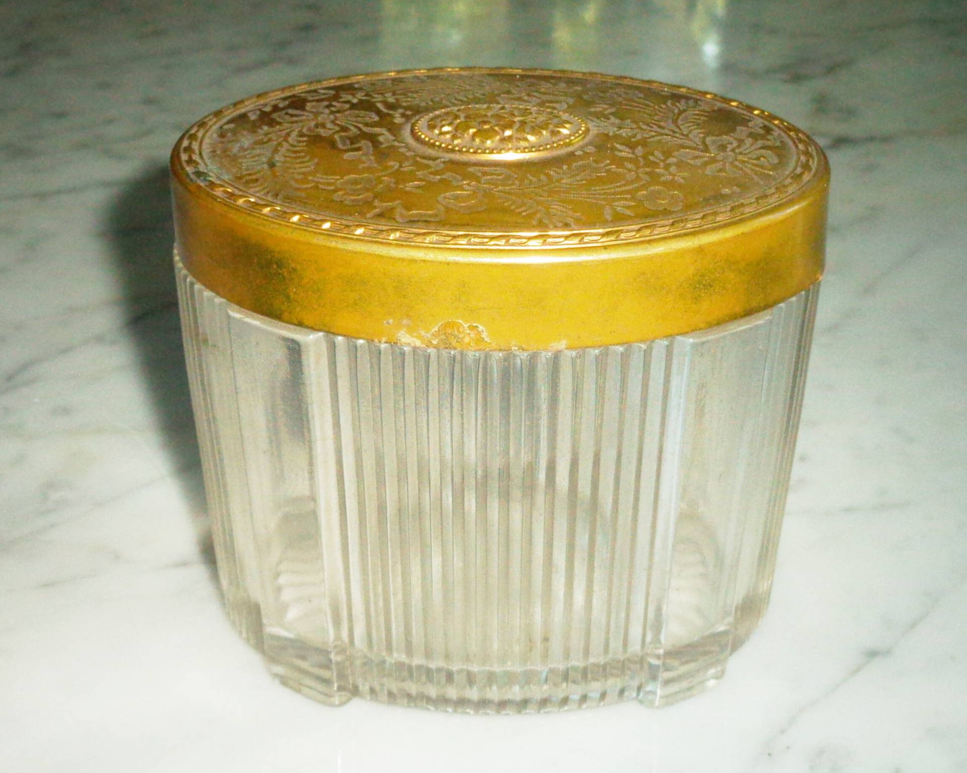 Eitelkeits-Schmuckstück, Vintage-Füßchen, Geripptes Glas Mit Dekorativer Messingabdeckung Eitelkeits-Schmuckstück, Vintage-Füßchen, Geripptes Glas Mit Dekorativer Messingabdeckung von Etsy - BooksShop