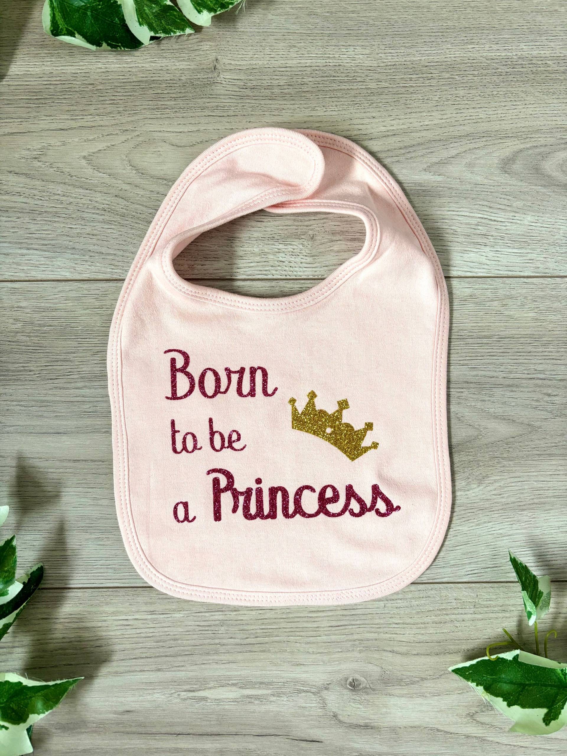 Personalisiertes Lätzchen „Born To Be A Princess" - Anpassbares Baby-Lätzchen Geburtsgeschenk von Etsy - BouilleDamourCom