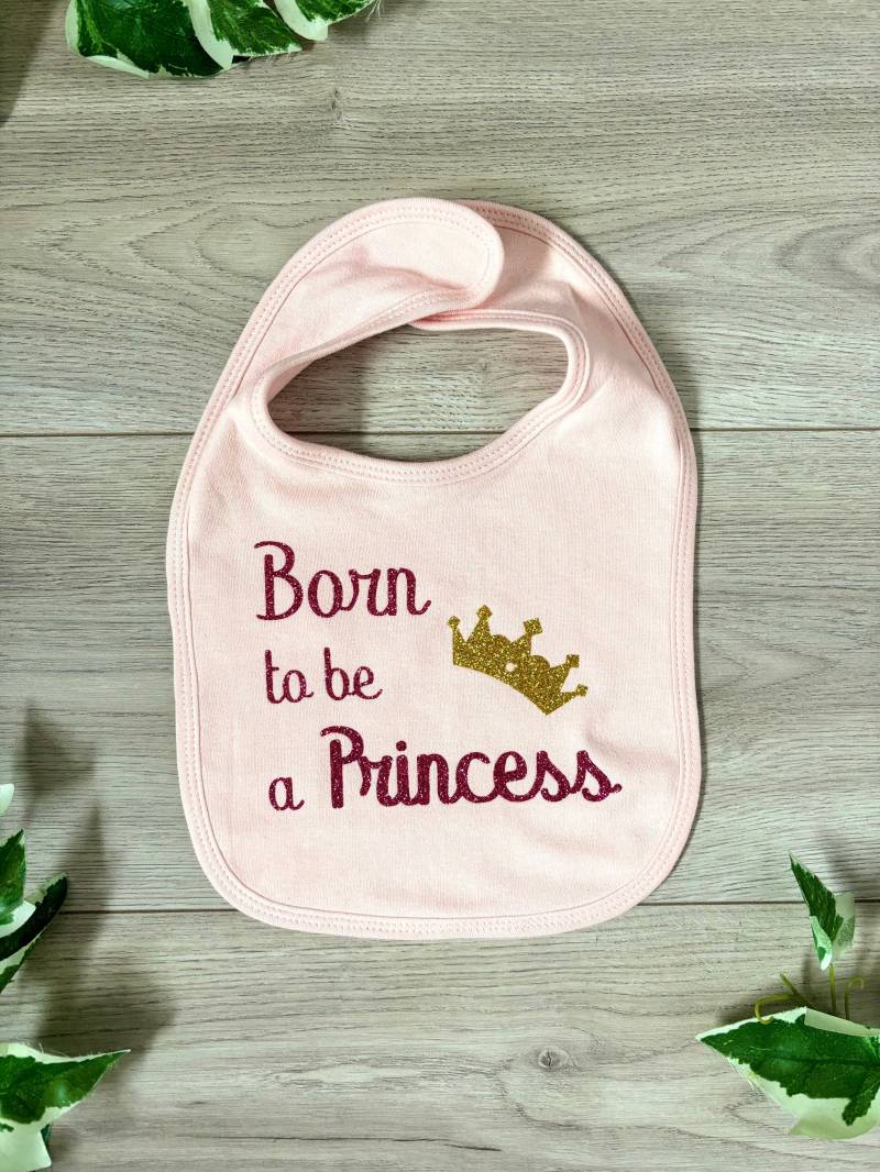 Personalisiertes Lätzchen „Born To Be A Princess" - Anpassbares Baby-Lätzchen Geburtsgeschenk von Etsy - BouilleDamourCom