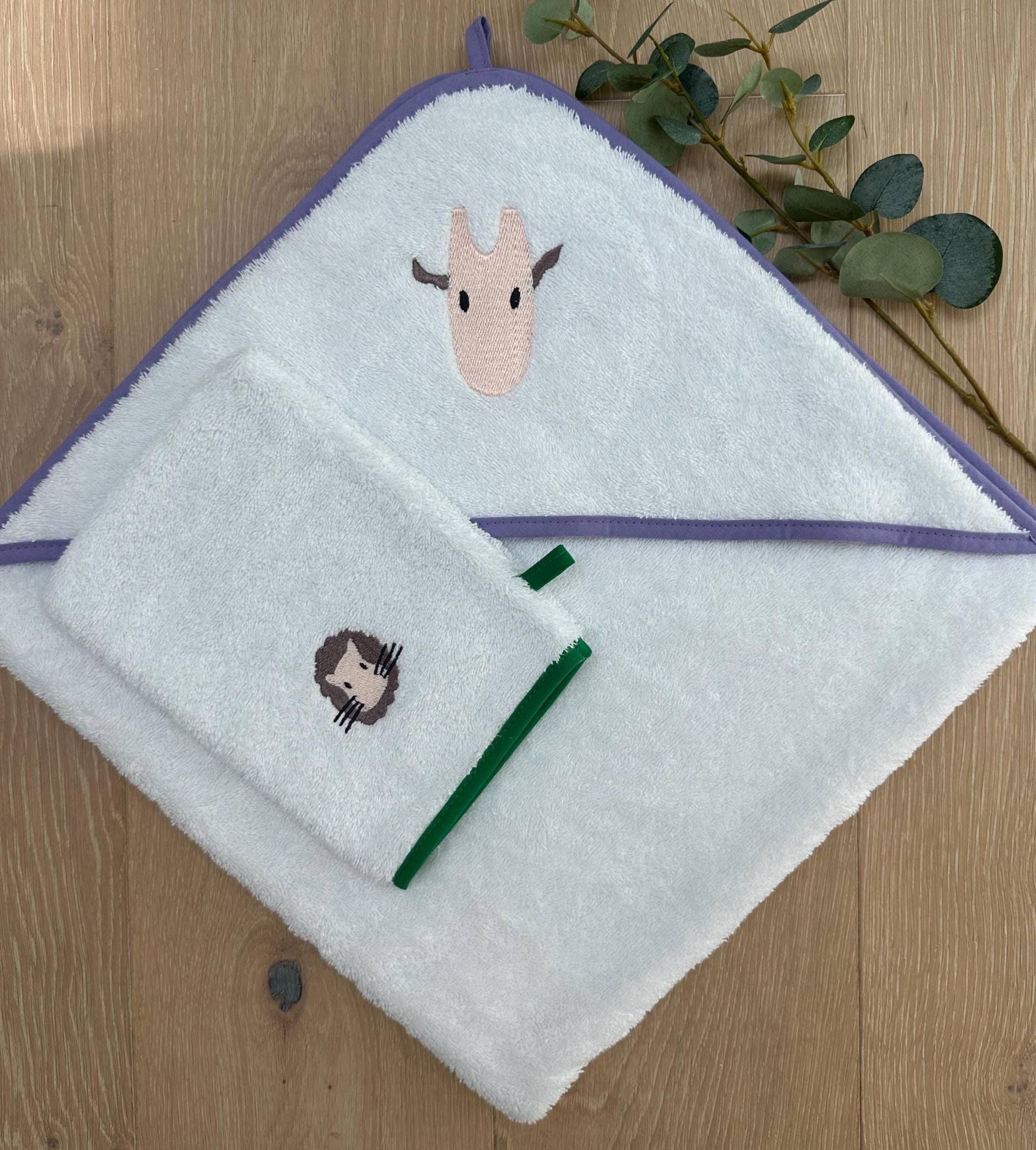 Personalisierbarer Baby-Badeumhang + Handschuh 100 % Baumwolle 500 G/M² - Exklusive Designs Perfektes Geburtsgeschenk Giraffe/Löwe Lila/Grün von Etsy - BoutchooCo
