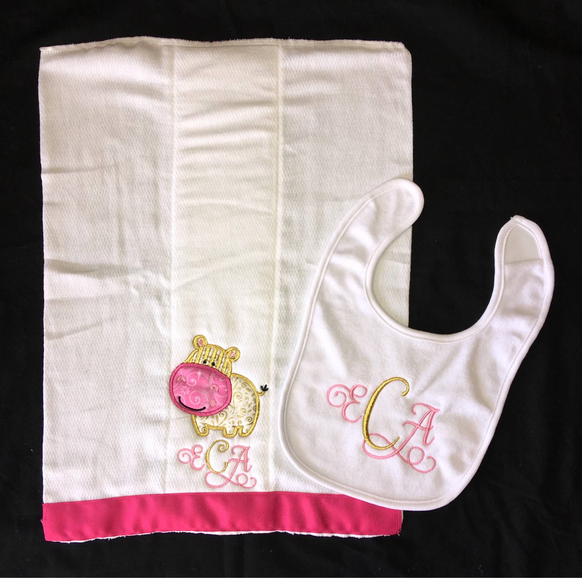 Benutzerdefinierte Appliziert Nilpferd Spucktuch Und Koordinierende Lätzchen von Etsy - BoutiqfullyYours