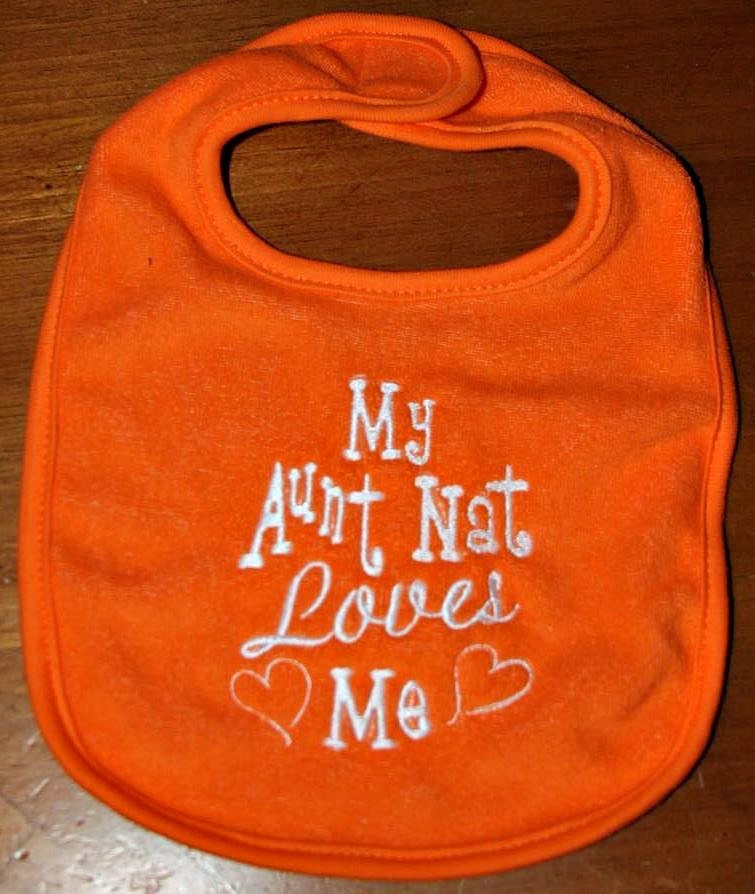 Meine Tante | Name Loves Me Besticktes Lätzchen Meine Tante | Name Loves Me Besticktes Lätzchen von Etsy - BoutiqfullyYours