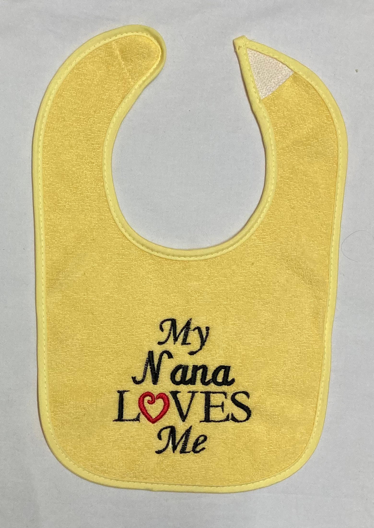 My Nana Loves Me Besticktes Lätzchen My Nana Loves Me Besticktes Lätzchen von Etsy - BoutiqfullyYours