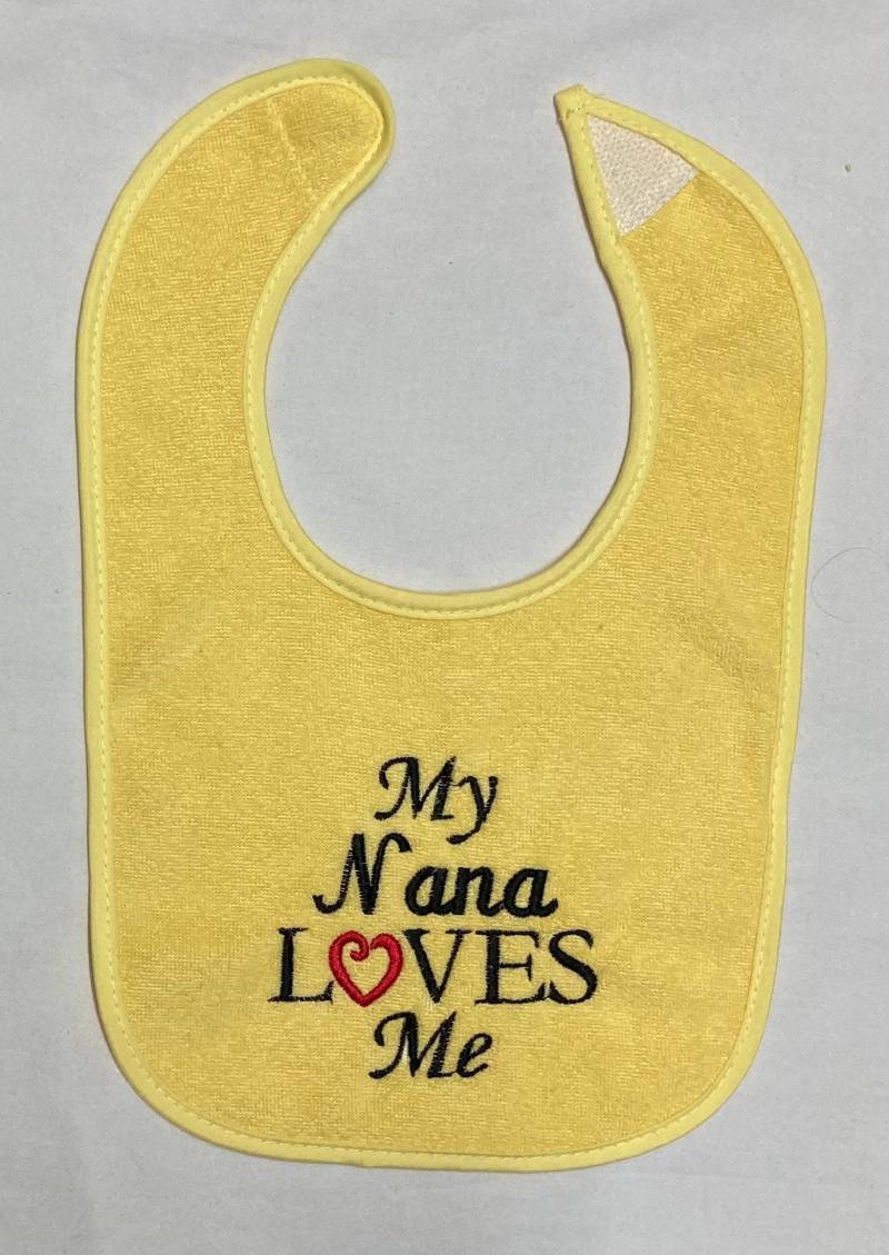 My Nana Loves Me Besticktes Lätzchen My Nana Loves Me Besticktes Lätzchen von Etsy - BoutiqfullyYours