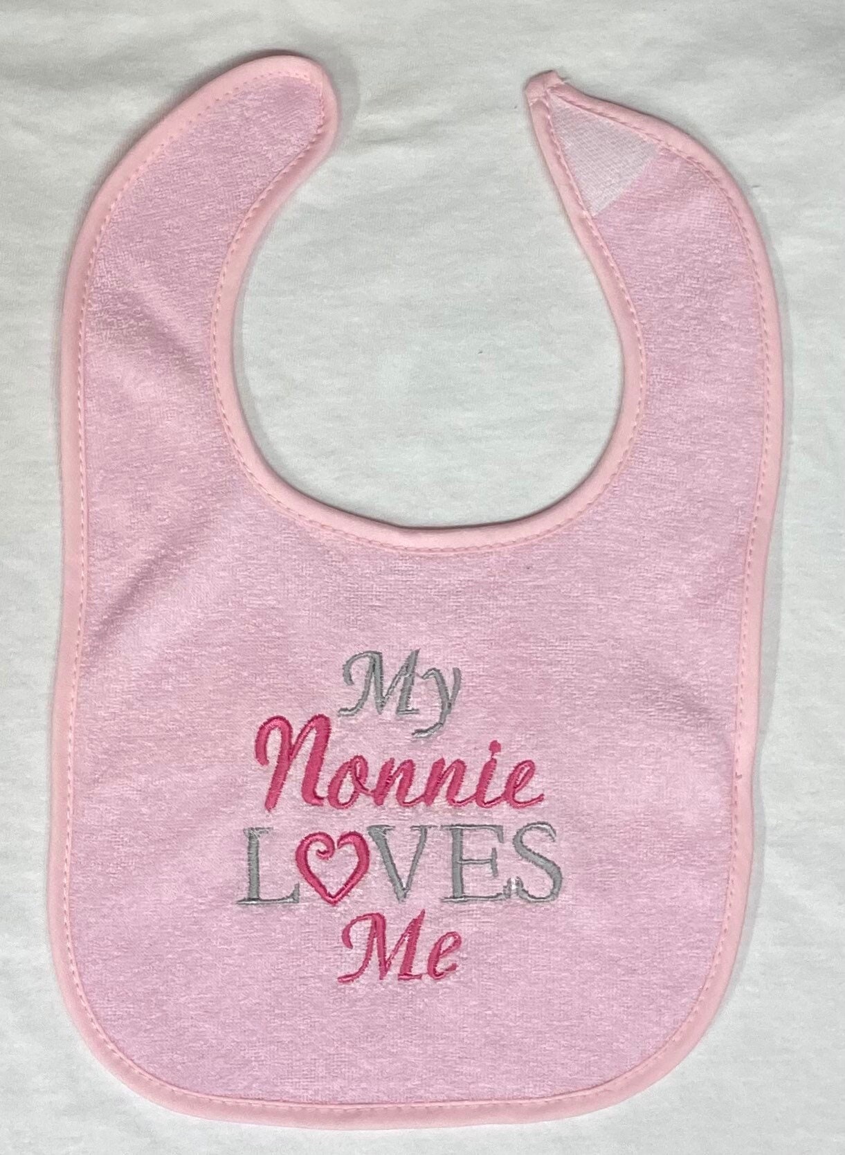My Nonnie Loves Me Individuell Besticktes Lätzchen von Etsy - BoutiqfullyYours