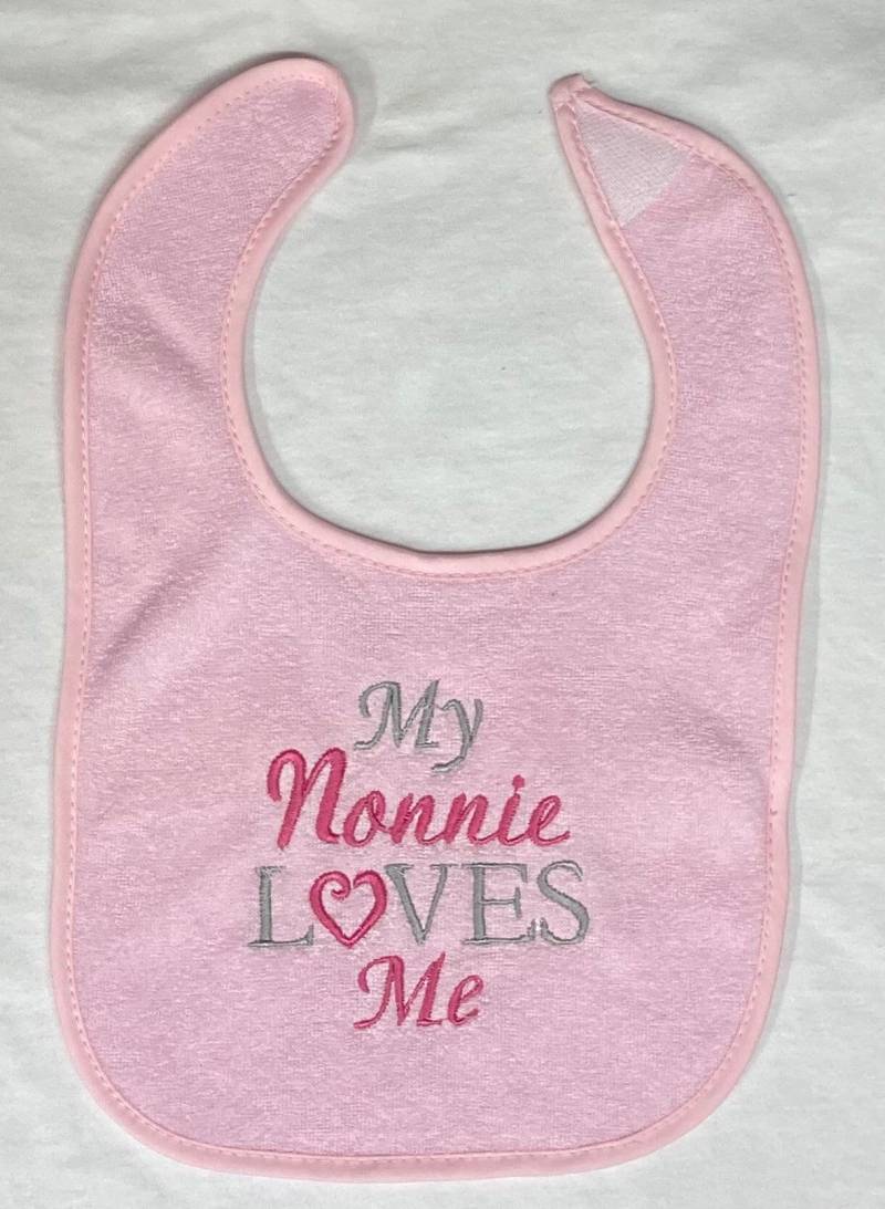 My Nonnie Loves Me Individuell Besticktes Lätzchen von Etsy - BoutiqfullyYours