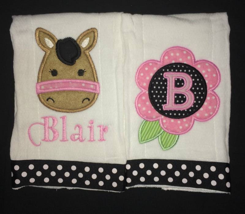 Personalisiertes Spucktuch Mit Appliziertem Pferd von Etsy - BoutiqfullyYours
