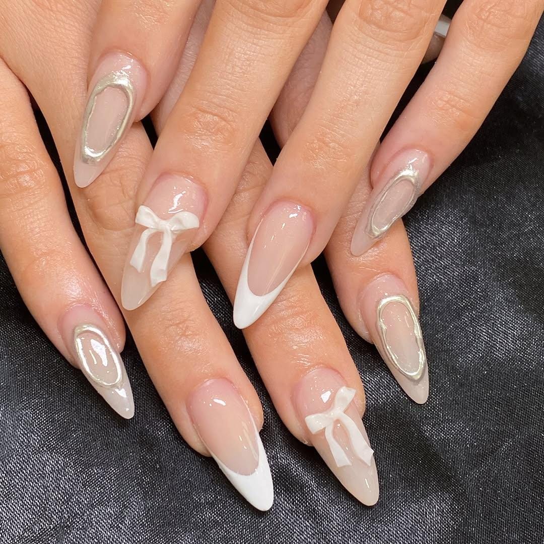 Handmade White French Tip Press On Nails | 3D Bow & Chrome Outline Almond Elegant Bridal Nail Set Minimal Reusable Handmade White French Tip Press On Nails | 3D Bow & Chrome Outline Almond Elegant Bridal Nail Set Minimal Reusable von Etsy - BrandlDesigns