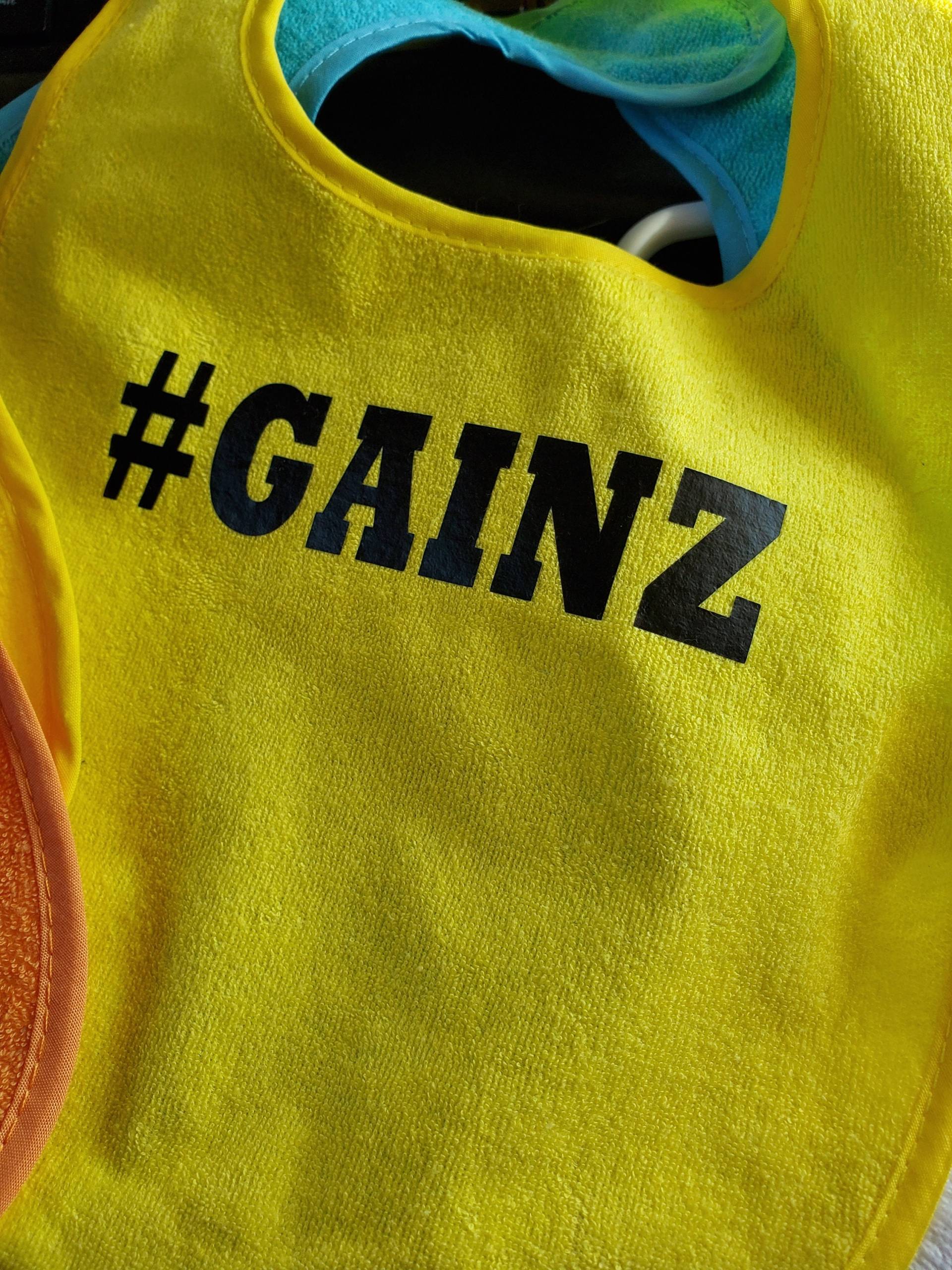 Gainz Baby Lätzchen | Fitness Geschenk Für Eltern Im Fitnessstudio von Etsy - BraveNewBeginnings