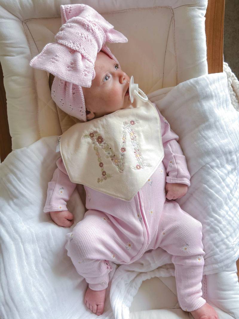 Baby Geschenkset Personalisiertes Gesticktes Initial/Name Lätzchen von Etsy - BrodiesBlossoms