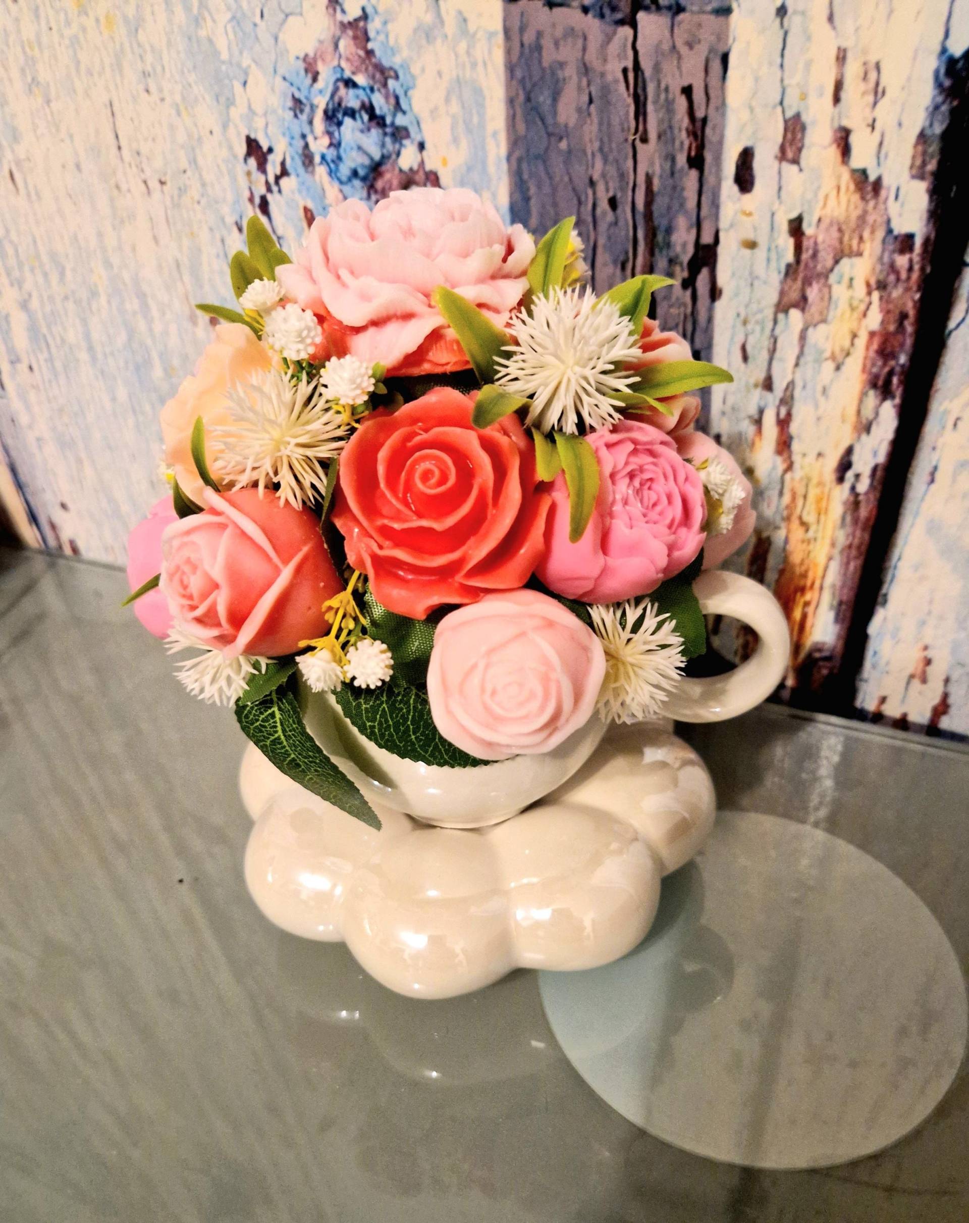 Handgefertigter Seifenblumenstrauß in Eleganter Tasse - Einzigartiges Geschenk & Deko von Etsy - BubblePetalsDE