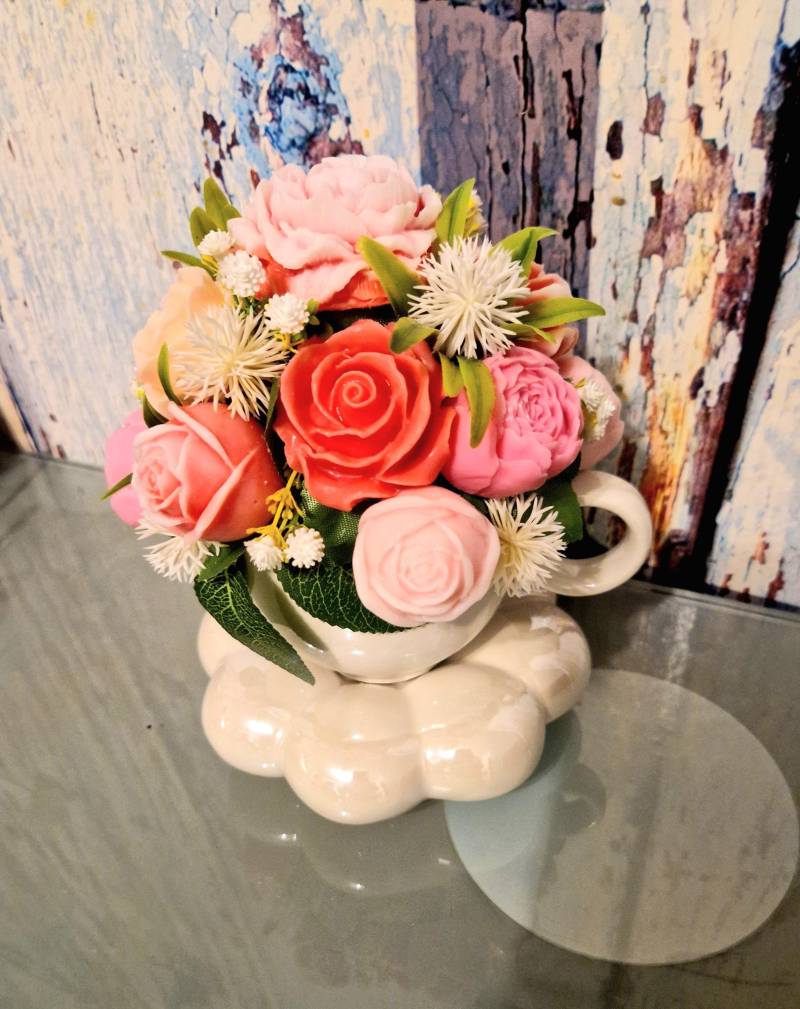 Handgefertigter Seifenblumenstrauß in Eleganter Tasse - Einzigartiges Geschenk & Deko von Etsy - BubblePetalsDE