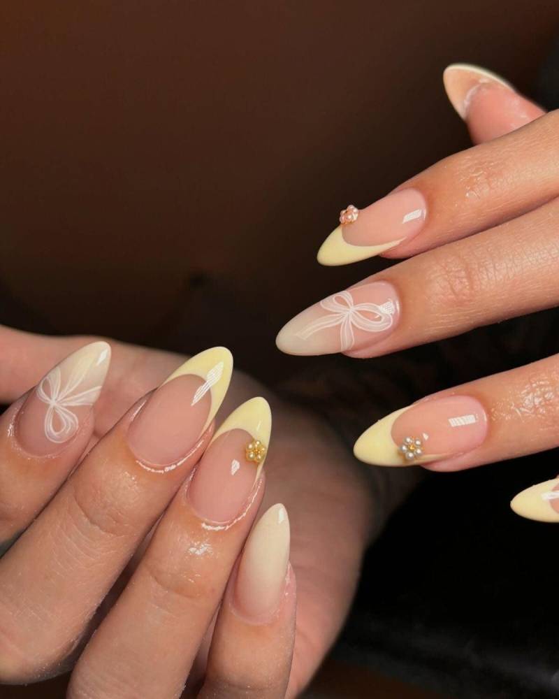Handmade Pastel Yellow Press On Nails | Light Lemon Glossy Custom False For Summer Minimal Cute Nail Set Reusable von Etsy - BulczZun
