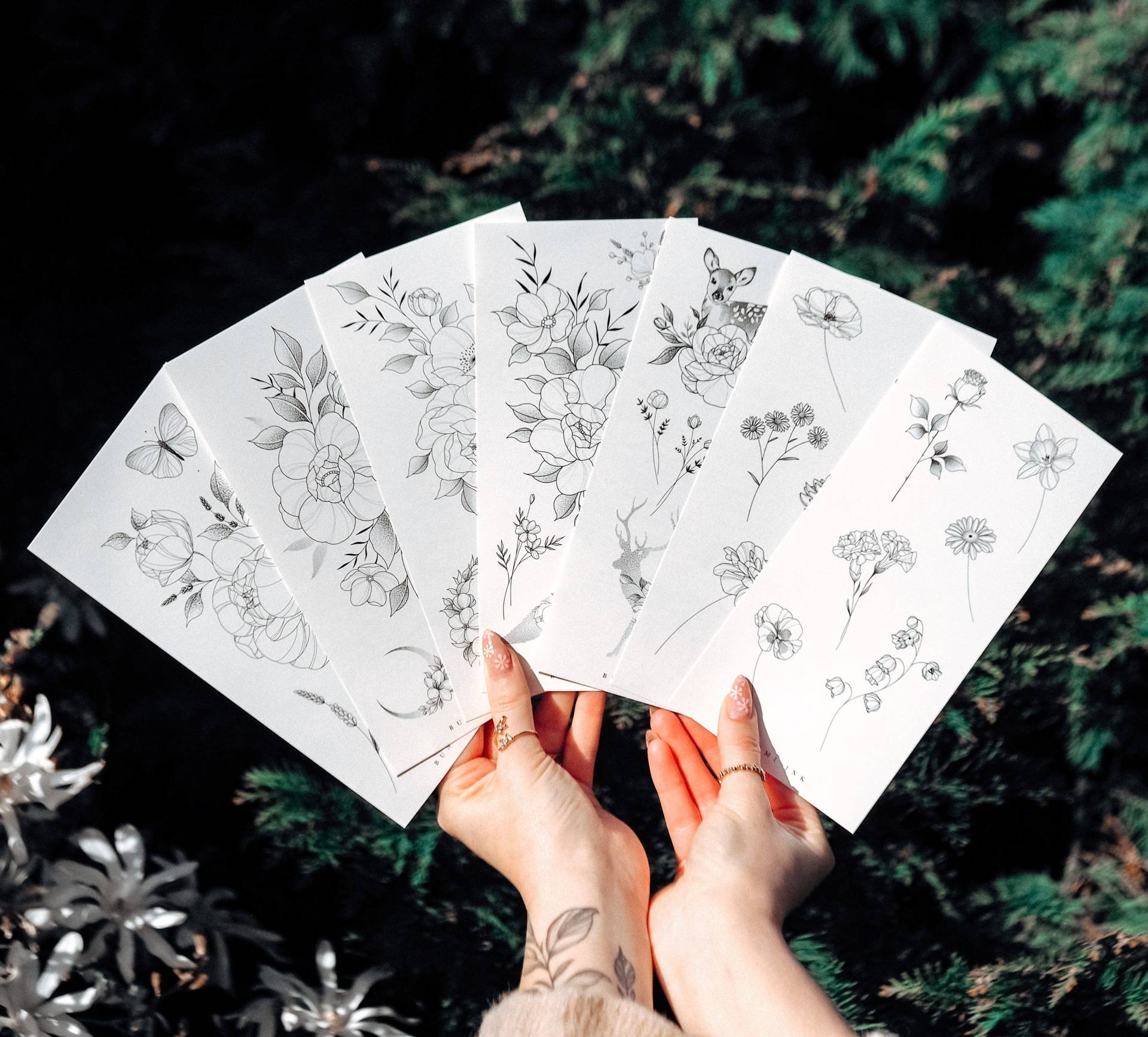 Temporäre Tattoos Medium Set | 7× Geburtsblumen Pfingstrosen Mohnblume Reh Monde Sträußchen Mondsichel Lavendel Schmetterling Temporäre Tattoos Medium Set | 7× Geburtsblumen Pfingstrosen Mohnblume Reh Monde Sträußchen Mondsichel Lavendel Schmetterling von Etsy - BunamiInk