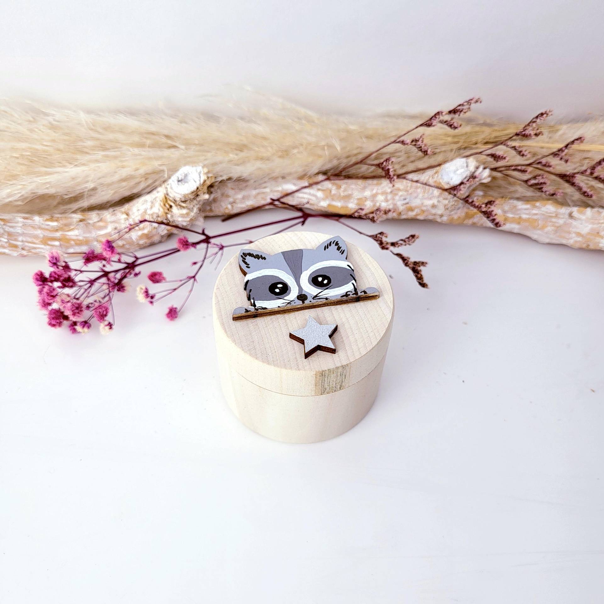 Personalisierte Zahndose, Zahndose Waschbär, Holz, Geschenke Kinder, Zahnfee Geschenk, Milchzahndose, Mit Name Personalisierte Zahndose, Zahndose Waschbär, Holz, Geschenke Kinder, Zahnfee Geschenk, Milchzahndose, Mit Name von Etsy - BuntesBienchen