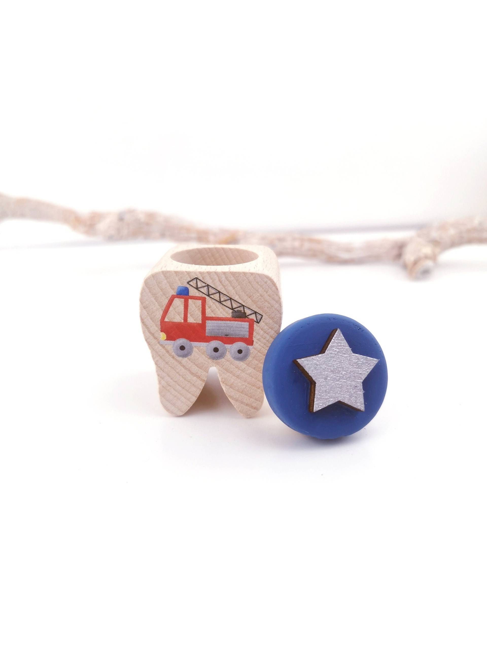 Personalisierte Zahndose Mit Tollem Feuerwehrauto Aus Holz Für Kinder Zur Aufbewahrung Der Milchzähne, Holzzahndose Name Personalisierte Zahndose Mit Tollem Feuerwehrauto Aus Holz Für Kinder Zur Aufbewahrung Der Milchzähne, Holzzahndose Name von Etsy - BuntesBienchen