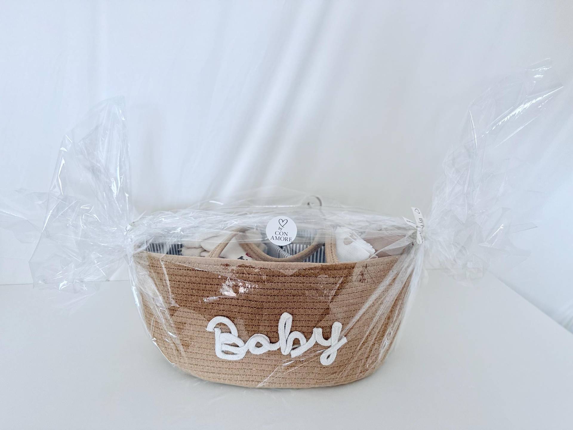 Baby Geschenkset Im Stoffkorb Mit Windeln, Musselintücher, Söckchen, Kleiderbügel Und Body Milk Geschenk Zur Geburt Oder Babyshower von Etsy - ByConAmore