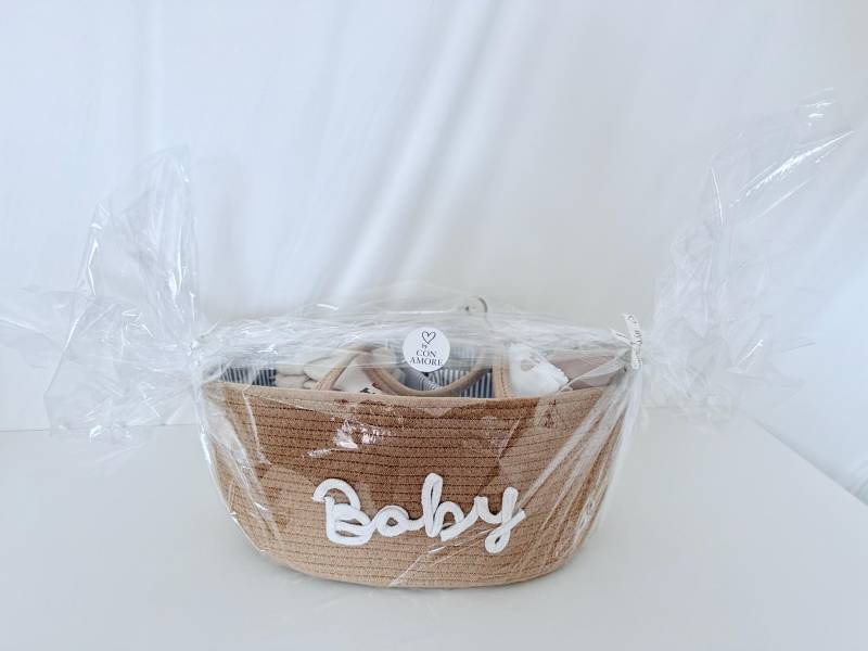 Baby Geschenkset Im Stoffkorb Mit Windeln, Musselintücher, Söckchen, Kleiderbügel Und Body Milk Geschenk Zur Geburt Oder Babyshower von Etsy - ByConAmore