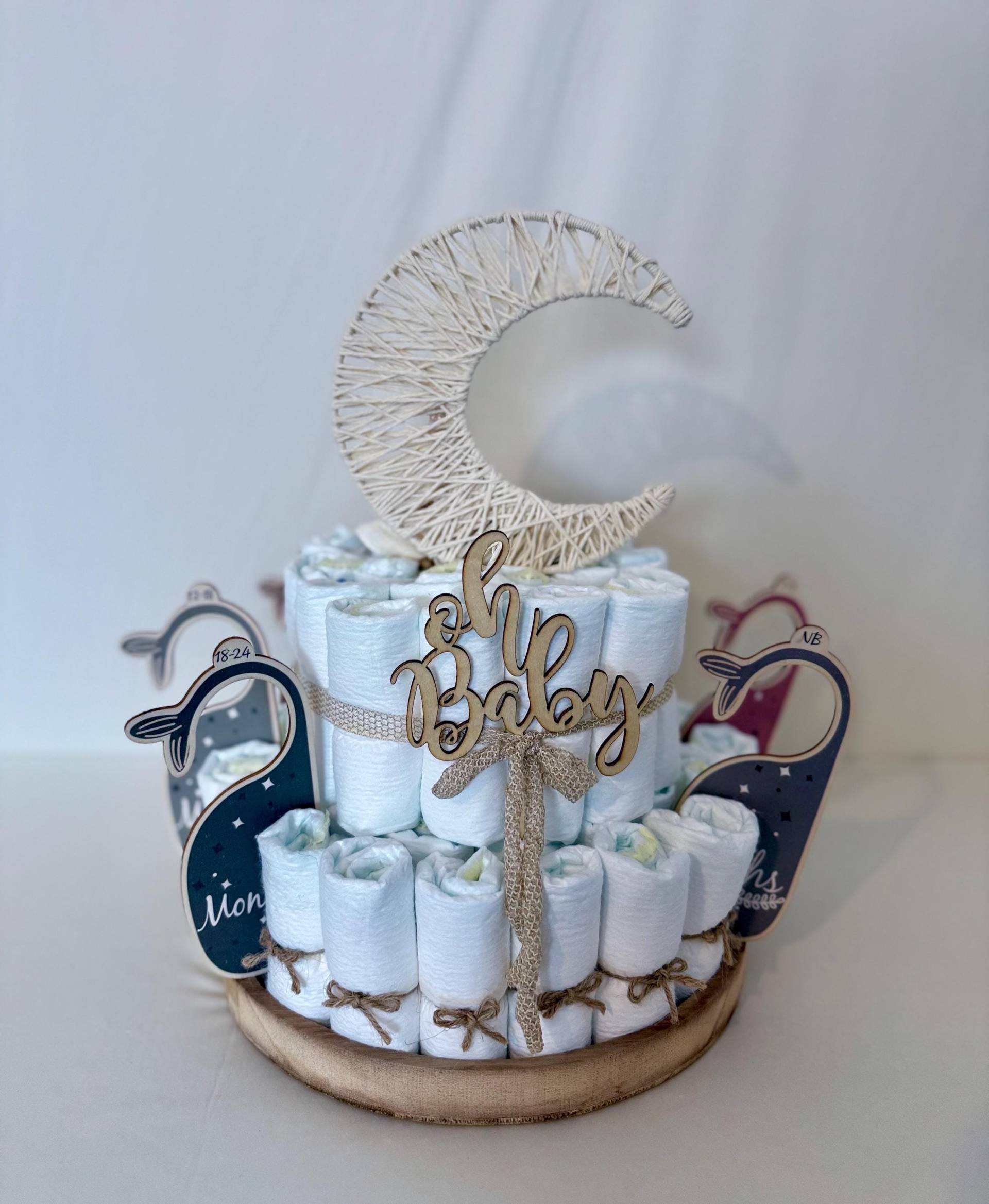 Windeltorte Mit 55 Windeln Gr. 2 - Holztablett, Spucktuch, Handgemachter Stoffmond & Kleiderteiler Babygeschenk von Etsy - ByConAmore