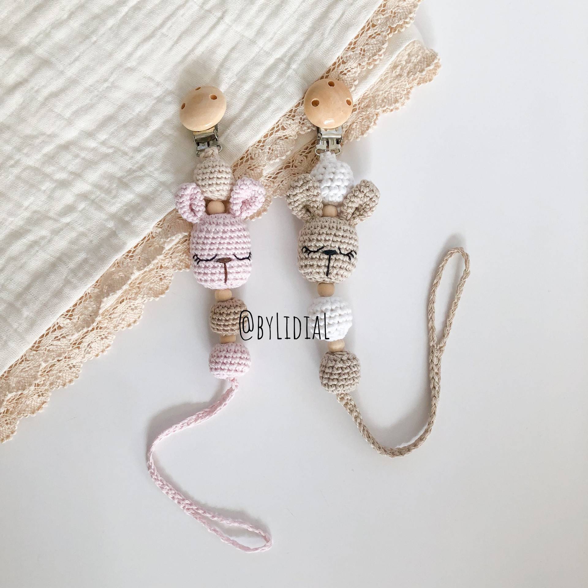 Gehäkelte Handgemachte Hase Schnullerkette Ostern Gehäkelte Handgemachte Hase Schnullerkette Ostern von Etsy - ByLidiaL