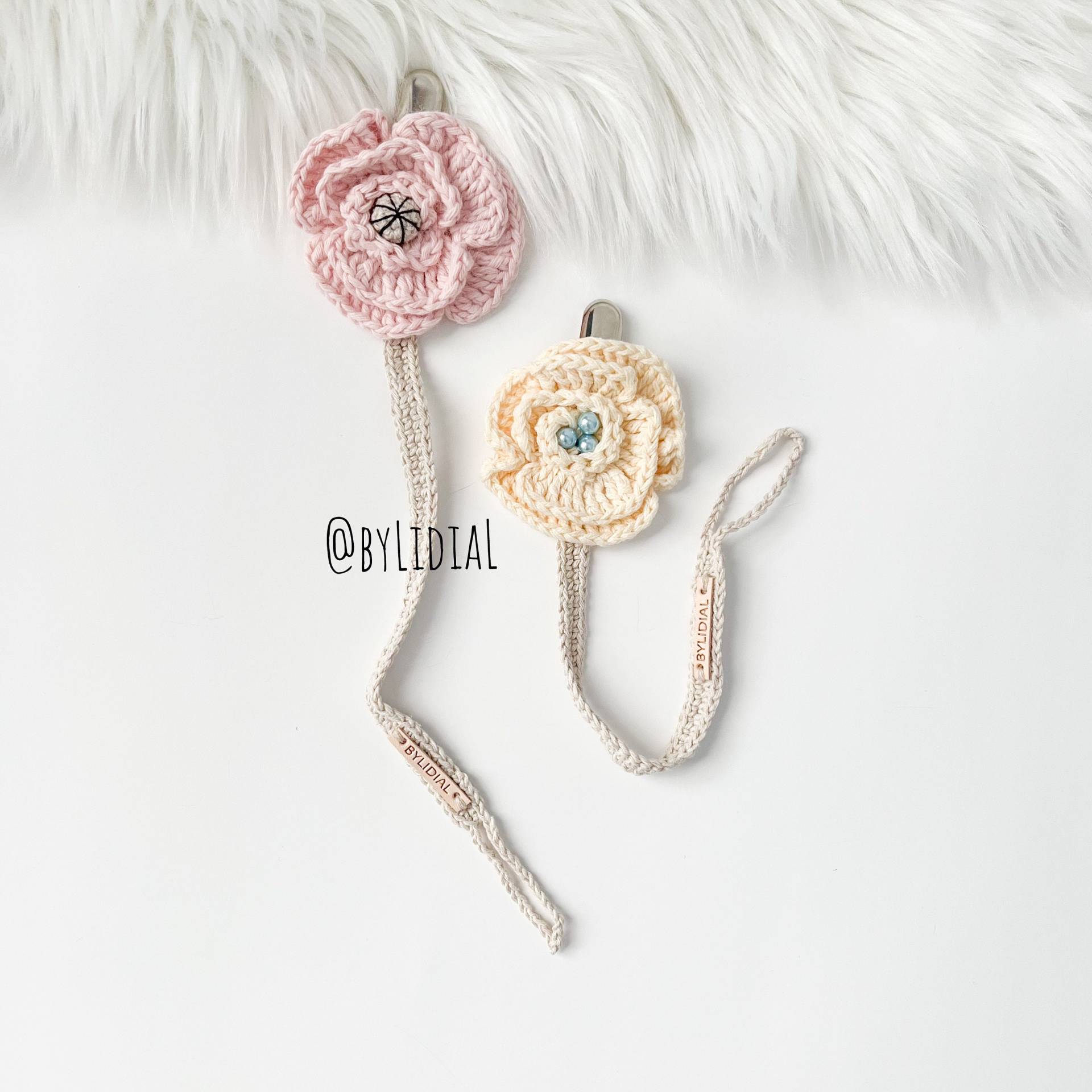Schnullerkette Häkeln Rose Blumenhalter Baby Shower Geschenk Handmade von Etsy - ByLidiaL