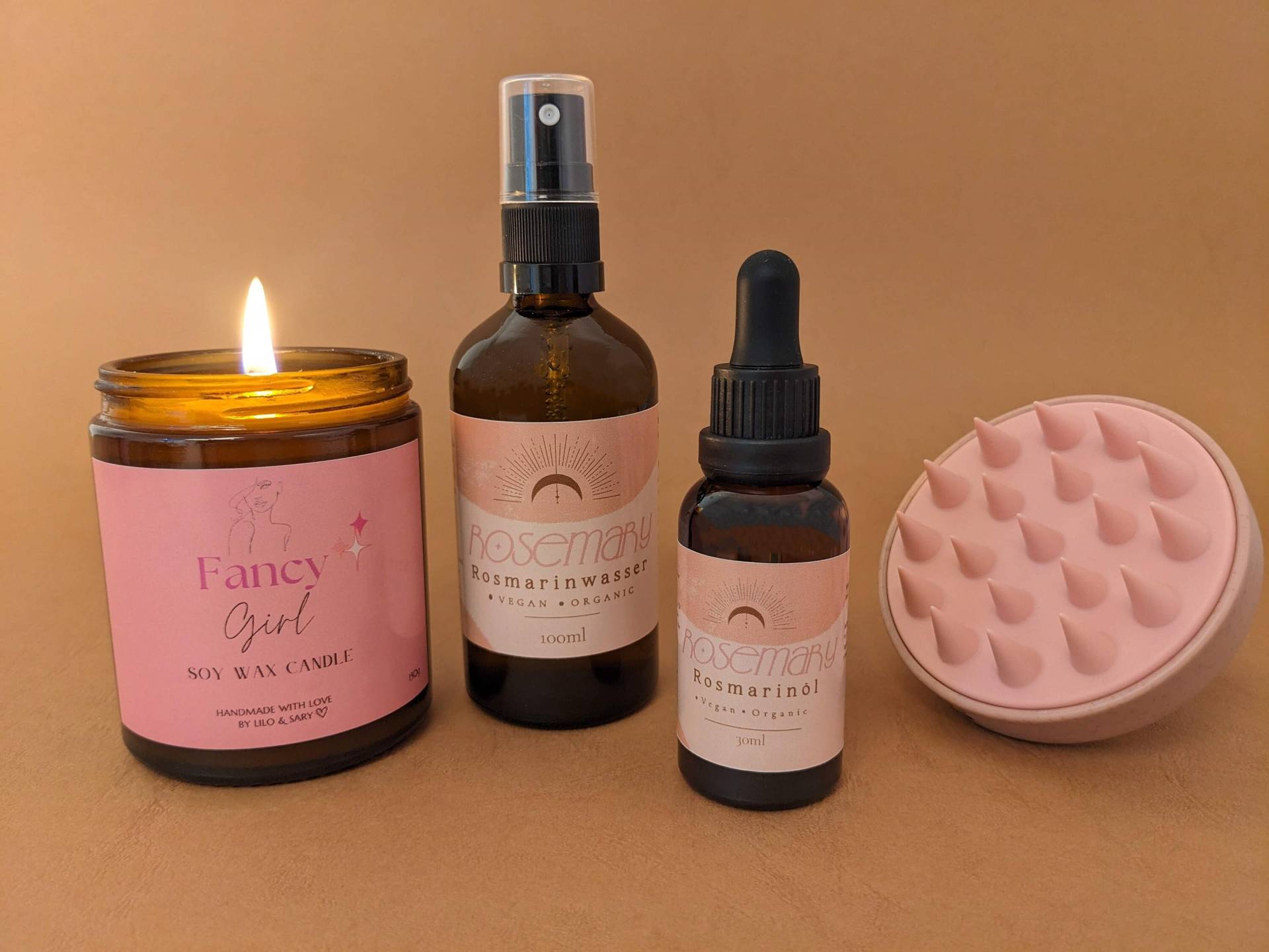 Rosmarinwasser, Rosmarinöl, Kopfhautmassagebürste & Fancy Girl Kerze, Weihnachtsgeschenk - Geschenkbundle Rosmarinwasser, Rosmarinöl, Kopfhautmassagebürste & Fancy Girl Kerze, Weihnachtsgeschenk - Geschenkbundle von Etsy - ByLiloandSary