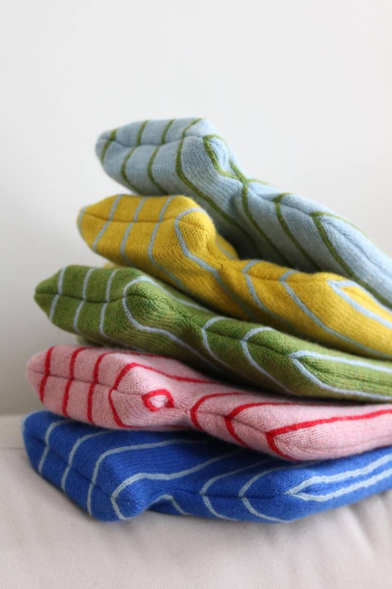 Wide Stripe Knitted Lambswool Hot Water Bottle Cover von Etsy - CHICKPEAknit