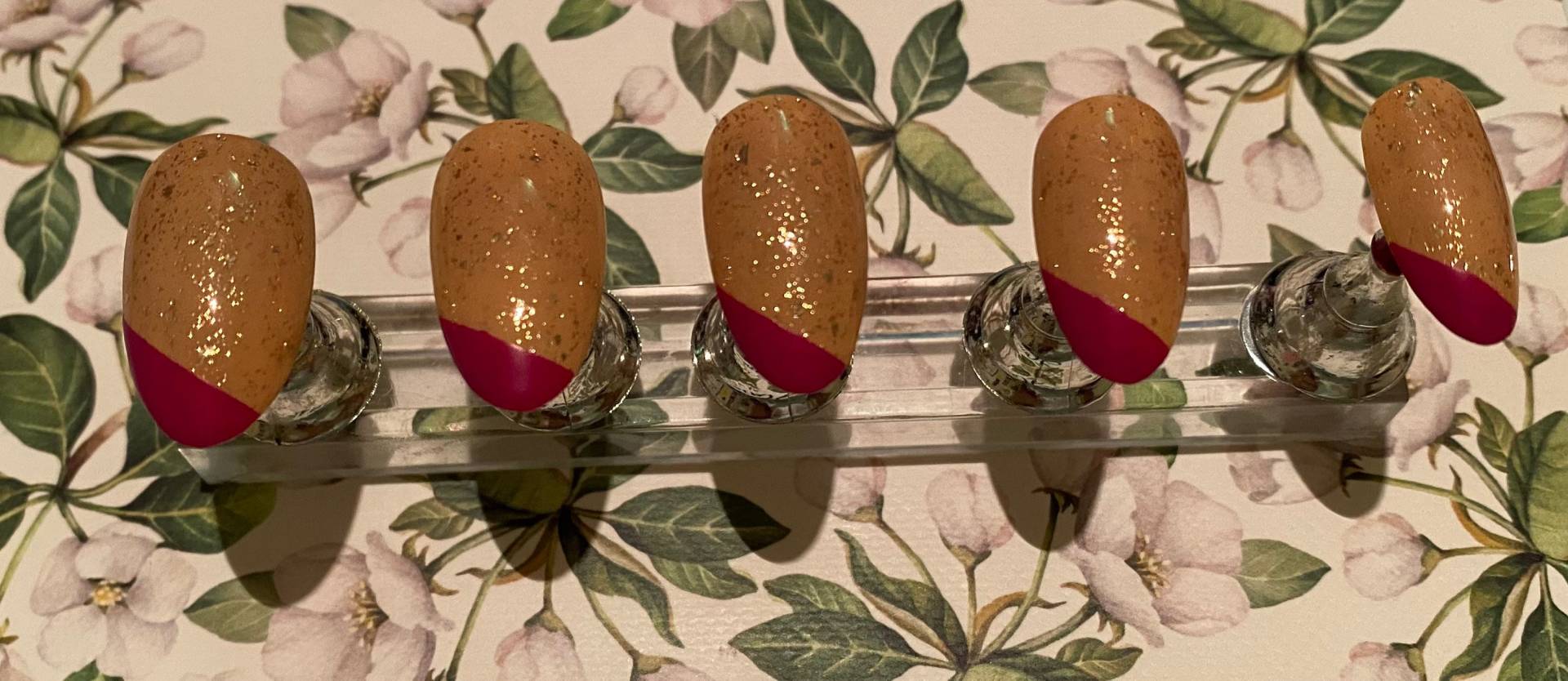 Gold Und Fuchsiafarbene Pressnägel Gold Und Fuchsiafarbene Pressnägel von Etsy - CMCNails