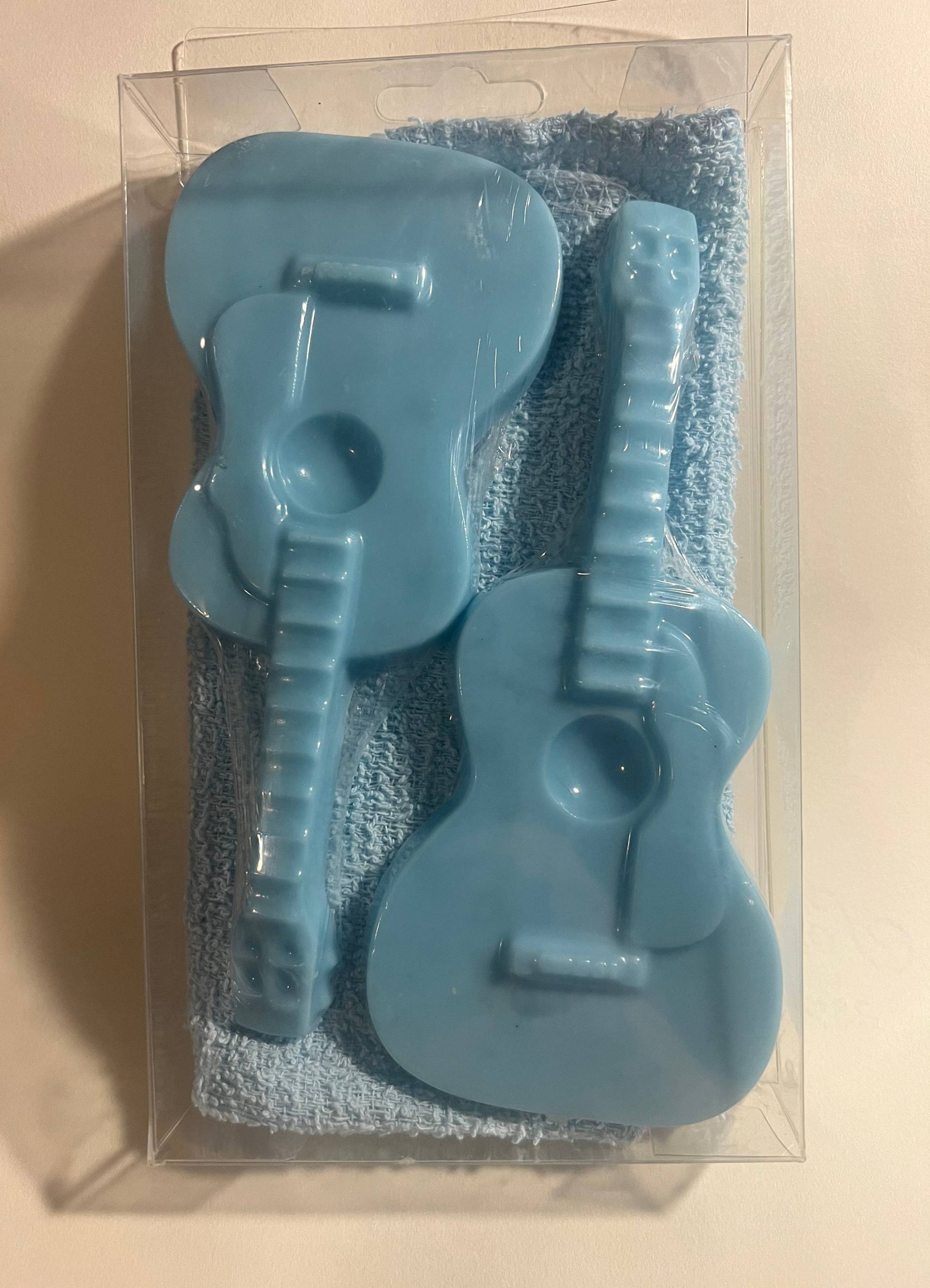 Gitarrenseife Set 2 Teilig in Klarer Geschenkbox Mit Waschlappen von Etsy - CandlesSoapAndMore
