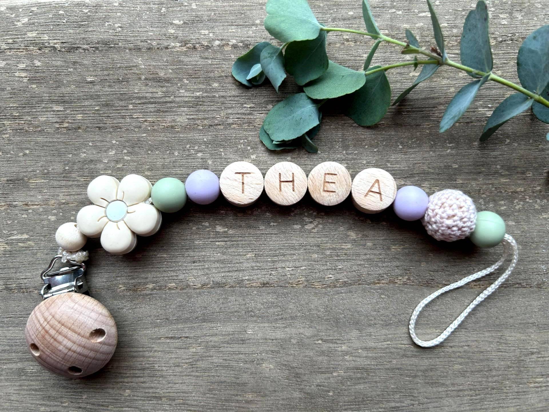 Schnullerkette I Personalisiert Mit Namen Perlen Aus Holz & Silikon von Etsy - CaptainWoodBoutique