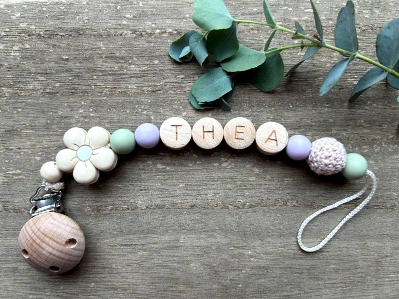 Schnullerkette I Personalisiert Mit Namen Perlen Aus Holz & Silikon von Etsy - CaptainWoodBoutique